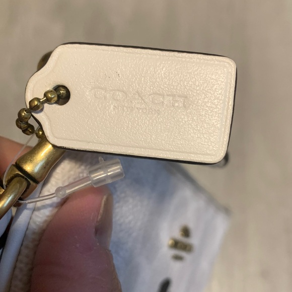 Coach Limited Edition NWOT Ivory/ Beige Corner Zip Wristlet with Snowman Motif - Picture 6 of 9